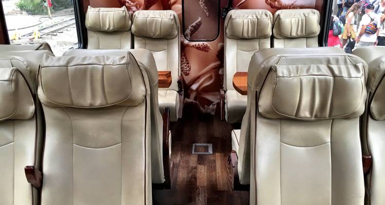 Interieur van een transportvoertuig met stoelen.