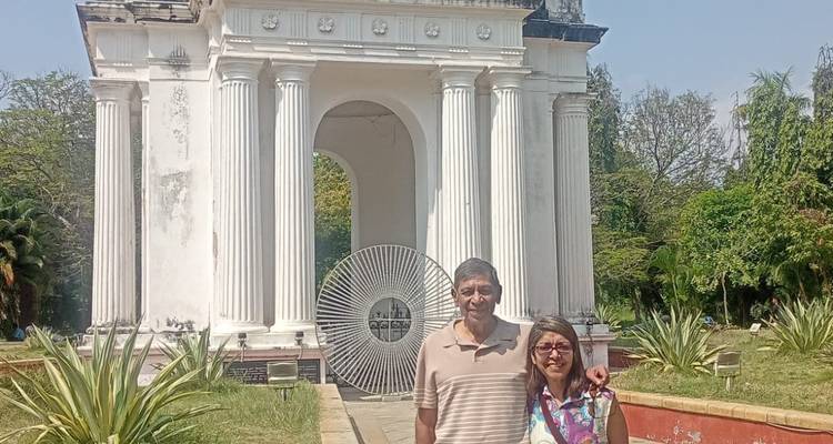 Stel voor een wit historisch gebouw met zuilen.