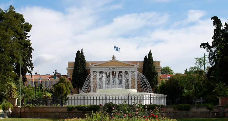 Salle Zappeion à Athènes avec une fontaine et le drapeau grec.