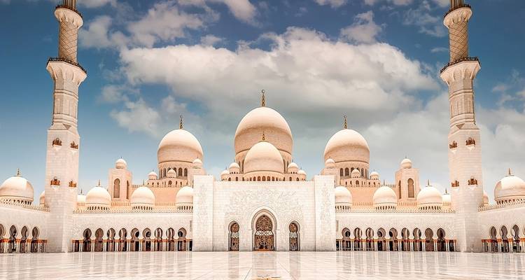 La Grande Mosquée Cheikh Zayed à Abu Dhabi avec son architecture blanche immaculée.
