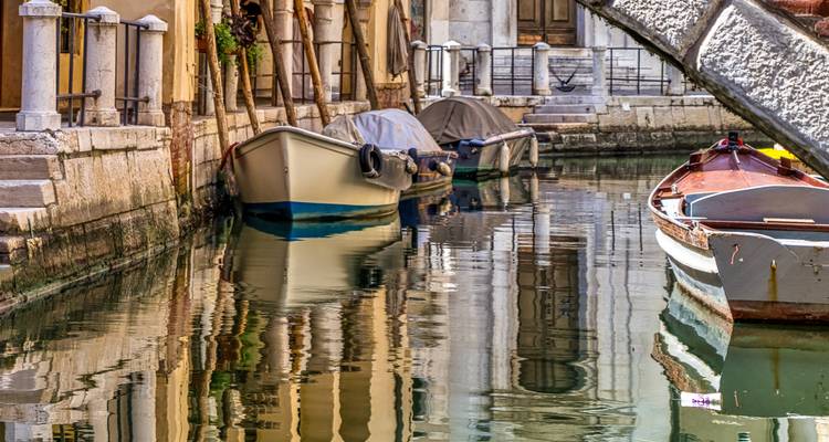 Rustige gracht met kleine bootjes in een historische stad