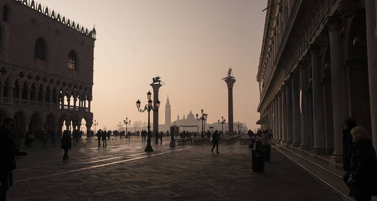 Historisch plein met silhouet van gebouwen en mensen