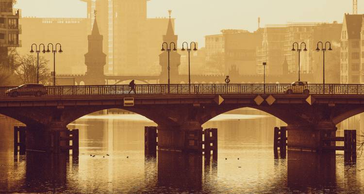 Pont au-dessus d'une rivière avec horizon urbain