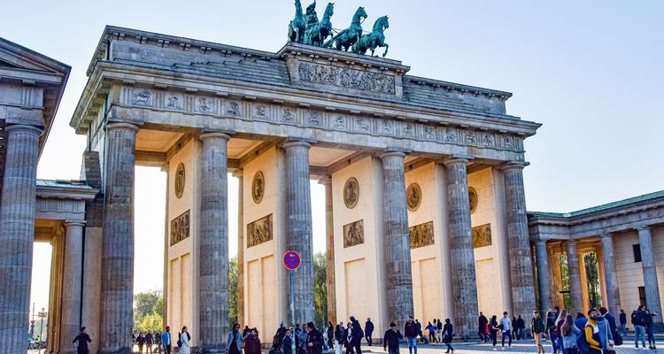 Porte de Brandebourg avec des gens qui marchent