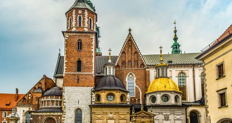 Cathédrale historique à dômes multiples