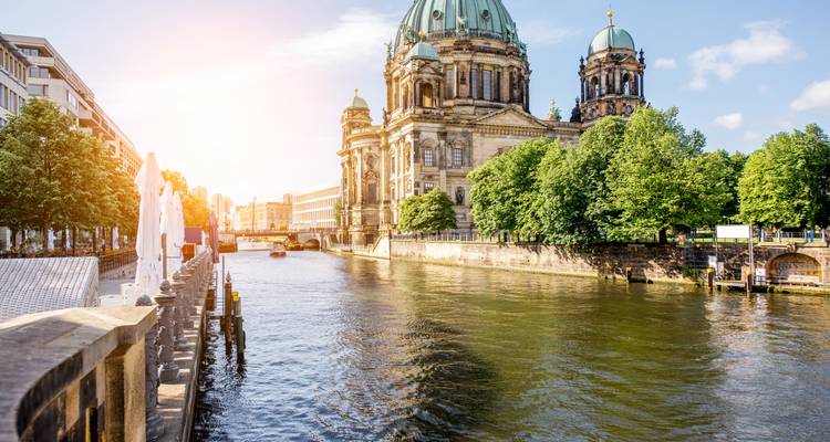 Cathédrale de Berlin au bord d'une rivière au coucher du soleil