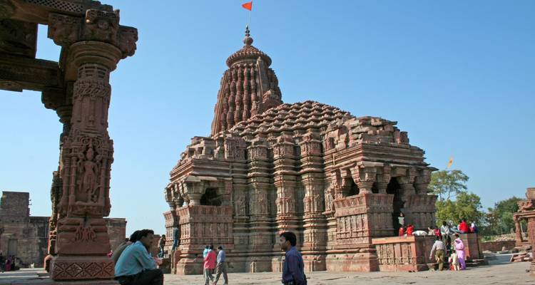 Tempelcomplex met mensen, gedetailleerde gravures.