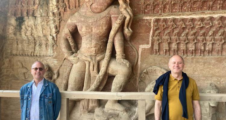 Twee mannen voor grote, oude gravures.