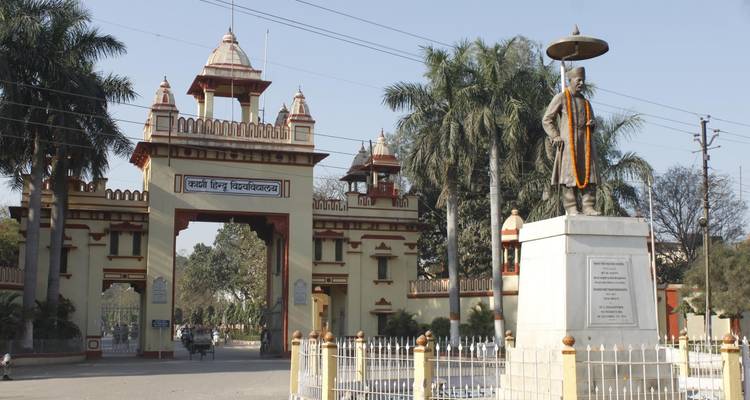 Ingangspoort met een standbeeld ervoor bij de Banaras Hindu Universiteit.