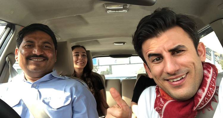 Trois personnes prenant un selfie à l'intérieur d'une voiture.