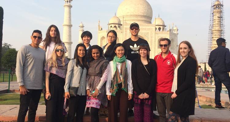 Groupe de touristes devant le Taj Mahal.