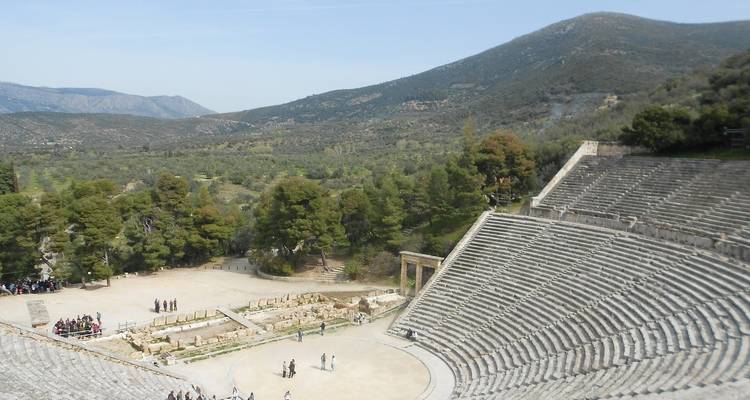Antiek amfitheater in Epidaurus met uitzicht op de bergen.