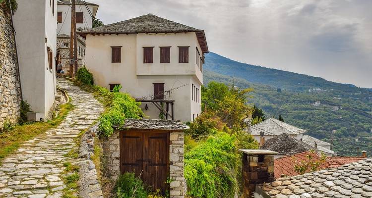 Charmant dorp met stenen huizen en heuvelachtig landschap.