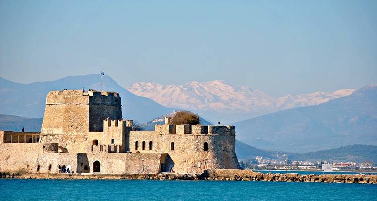 Kustfort met bergen op de achtergrond.