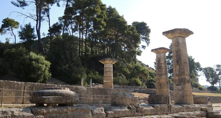 Antieke zuilen te midden van groen in Olympia.