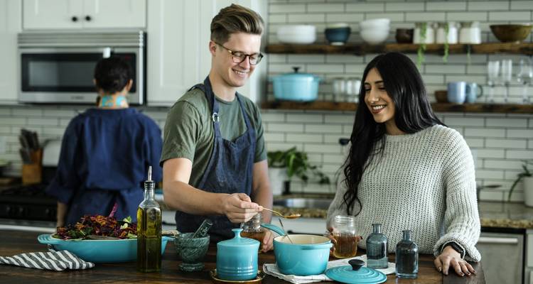 Personas cocinando juntas en una cocina moderna.
