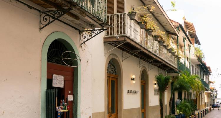 Rue coloniale charmante avec des balcons en fer forgé et des plantes en pot dans la vieille ville de Panama City.