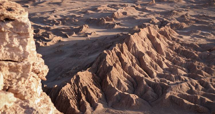 Vista aérea de un paisaje desértico con formaciones rocosas interesantes.