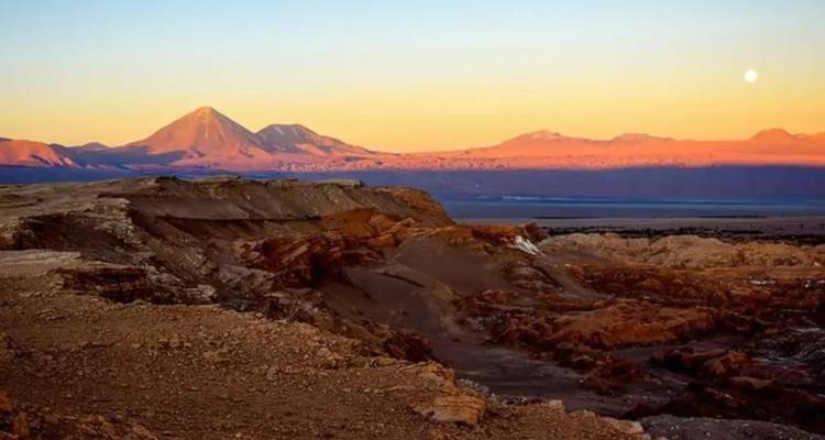Impresionante paisaje desértico al atardecer con montañas.