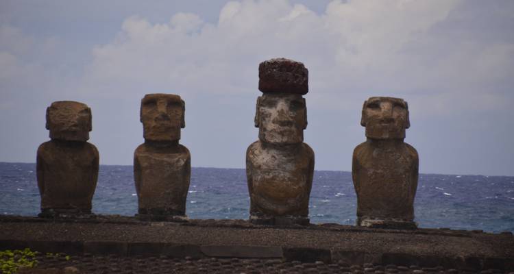 Estatuas Moai con el océano de fondo.