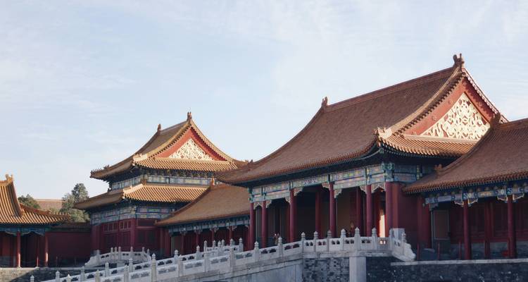 Bâtiments chinois historiques avec des toits ornés et des détails complexes.