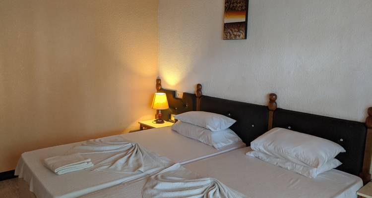 Interieur einer gemütlichen Unterkunft mit zwei Einzelbetten.