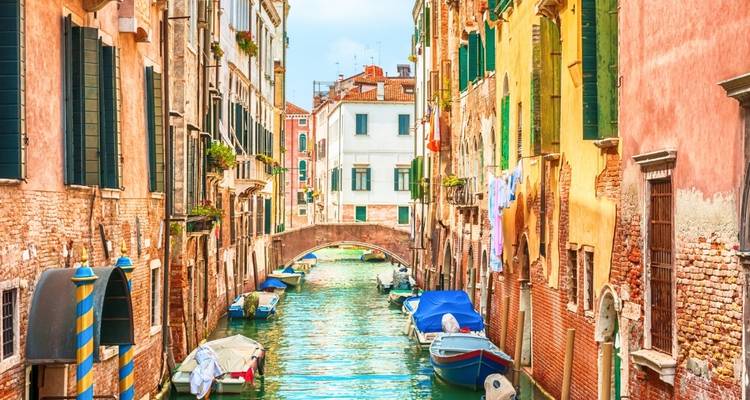 Des bâtiments colorés et un canal avec des bateaux à Venise.