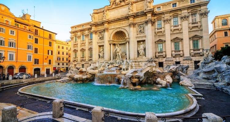 La fontaine de Trevi à Rome avec des sculptures détaillées et de l'eau qui coule.