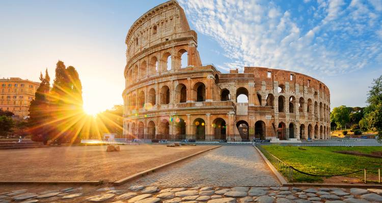 Vue emblématique du Colisée avec la lumière du soleil qui perce.