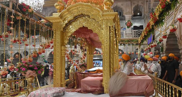 Gouden sierlijke tempelinterieur met mensen die aanbidden.