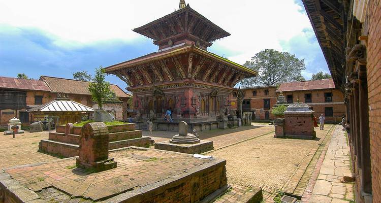 Tempelplein met bezoekers en ingewikkelde gravures.