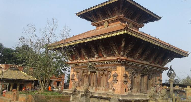 Detailopname van een sierlijke historische tempelstructuur.