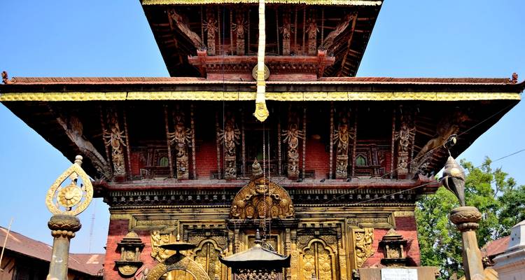 Vooraanzicht van een ingewikkeld uitgesneden tempel.