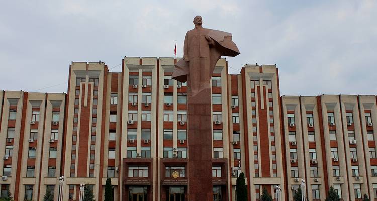 Statue of Lenin in front of a government building.
**German translation:**
Lenin-Statue vor einem Regierungsgebäude.