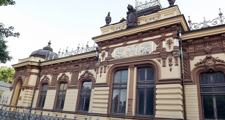 Historisches verziertes Gebäude mit kunstvollen Fassadendetails.