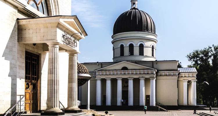 Kathedrale mit einer großen Kuppel und Säulen in einer Stadt.