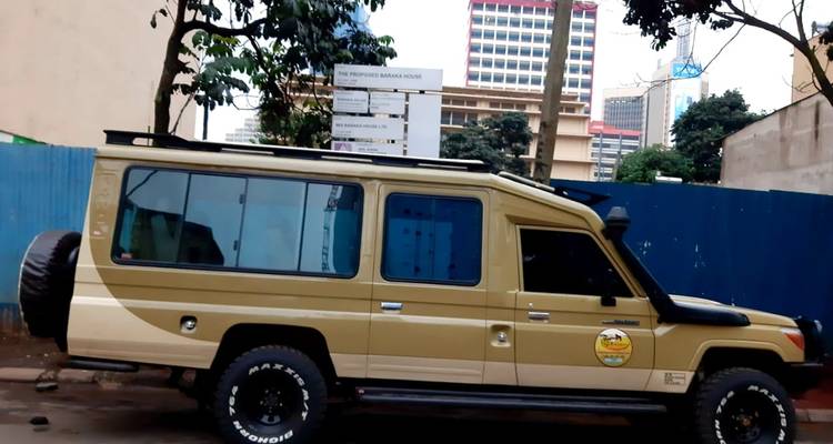 Geparktes Touristenfahrzeug in einem städtischen Gebiet mit Gebäuden.