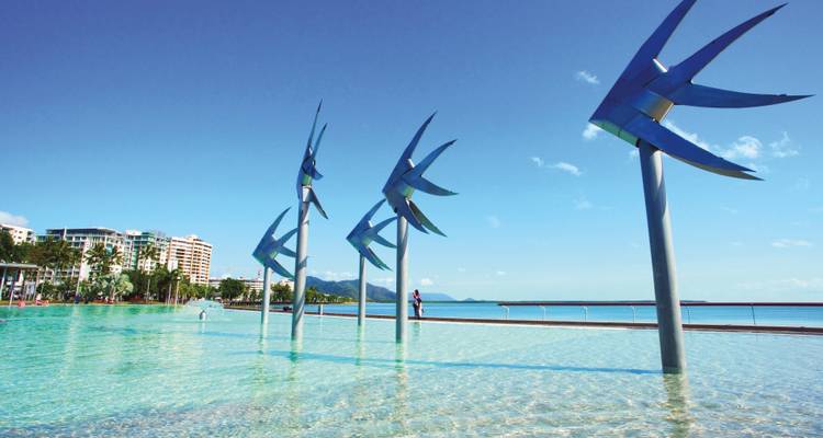 Esplanade Lagoon in Cairns met moderne kunstsculpturen.