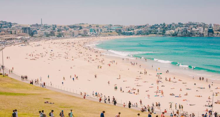 Bondi Beach vol met mensen op een zonnige dag.