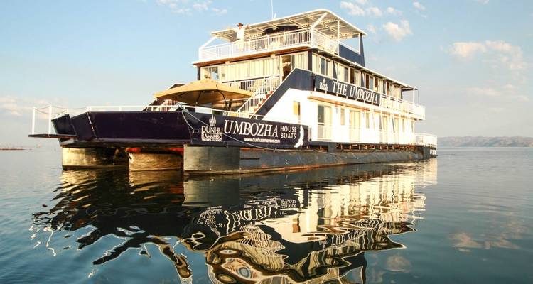Woonboot op een kalm meer, met een schilderachtig uitzicht.