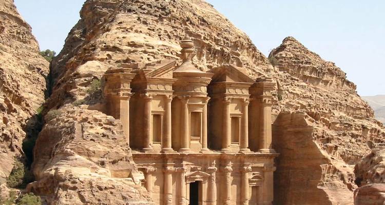 Petras ikonische Schatzkammer, die in die Sandsteinberge gemeißelt ist.