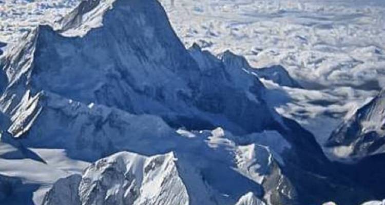 Schneebedeckte Berggipfel über den Wolken.