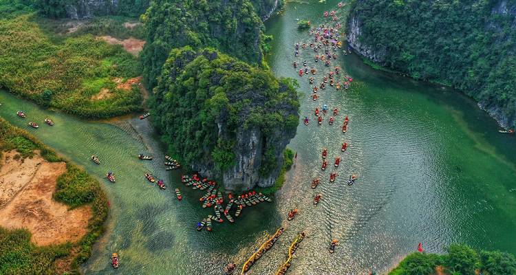 Luftaufnahme von zahlreichen Kajakfahrern, die einen malerischen Fluss erkunden.
