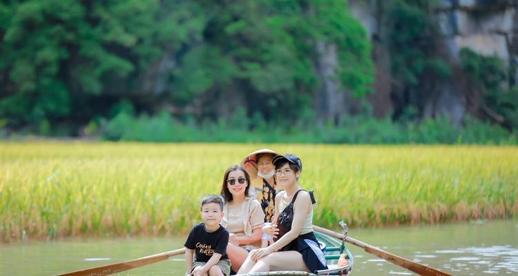 Familie genießt eine Bootsfahrt durch Reisfelder.