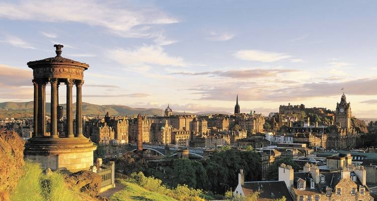 Paysage urbain d'Édimbourg avec monuments historiques et horizon.
