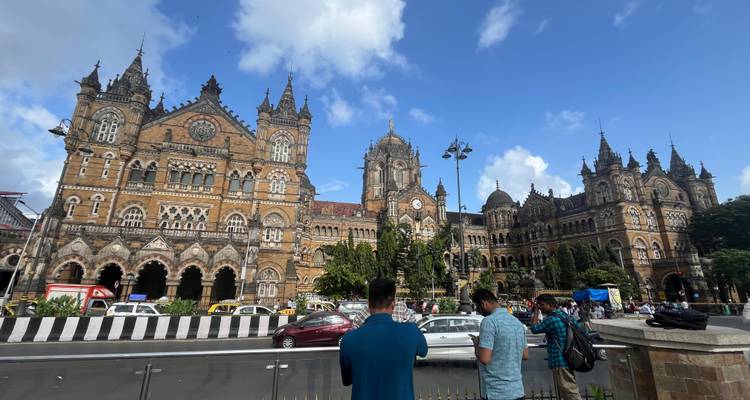 Chhatrapati Shivaji Terminus, een historisch treinstation met gotische architectuur in Mumbai, India. Mensen maken foto's.