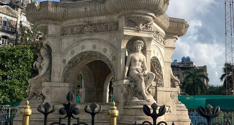 Een stenen fontein met gedetailleerde sculpturen in Mumbai, India.