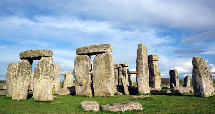 Stonehenge avec un arrière-plan de ciel ouvert.