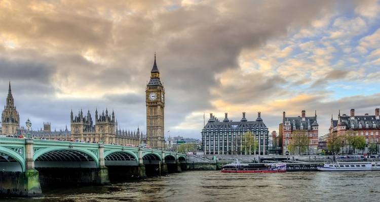 Les Chambres du Parlement et Big Ben de l'autre côté de la Tamise à Londres.