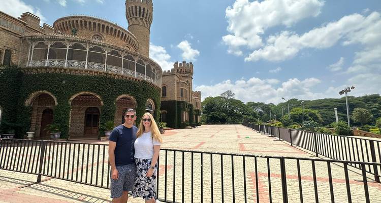 Zwei Personen posieren vor einem großen historischen Gebäude.